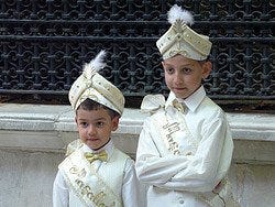 Niños preparados para la cincuncisión