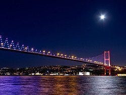 Puente del Bósforo al anochecer