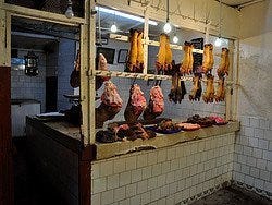 Patas de vaca en una carniceria