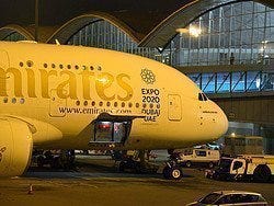 Avión de Emirates en el Aeropuerto de Hong Kong