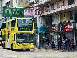 Autobús recorriendo la isla de Hong Kong