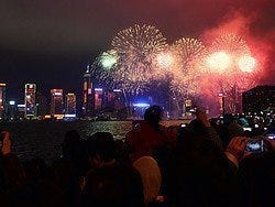 Fuegos artificiales para celebrar el Año Nuevo Chino