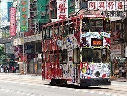 Tranvía recorriendo Hong Kong