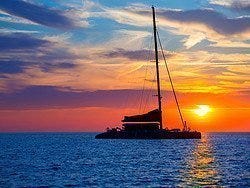 Catamarán al atardecer