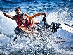 Moto de agua durante la fiesta en catamarán