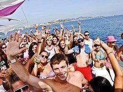 Fiesta en catamarán en Ibiza