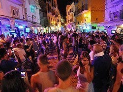 Desfile de gogos en el puerto de Ibiza