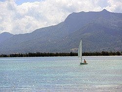 Disfrutando de la navegación a vela