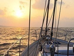Paseando en velero al atardecer