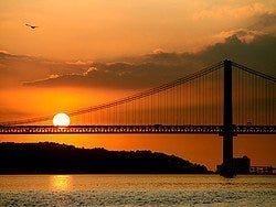 Puente 25 de abril al atardecer