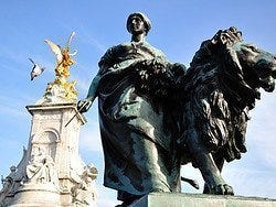 Buckingham Palace, Monument à Victoria