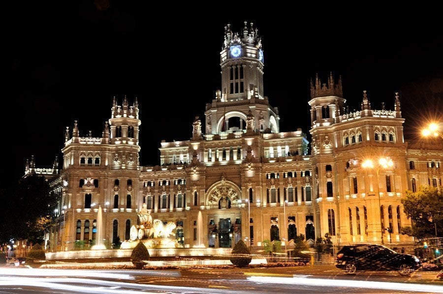 Plaza de Cibeles - La plaza y la fuente más famosa de Madrid