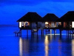 Bungalows sobre el agua al anochecer
