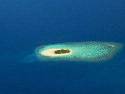 Isla desierta vista desde el cielo