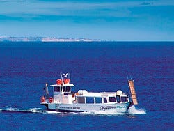 Barco recorriendo el norte de Menorca