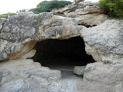 Entrada a una cueva en Cala Morell