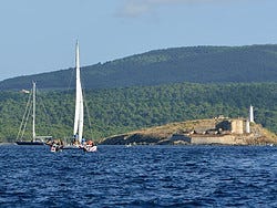 Catamarán entrando en Fornells