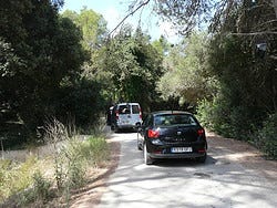Coche de alquiler en Menorca camino a una cala