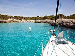 Entrando en una cala en velero