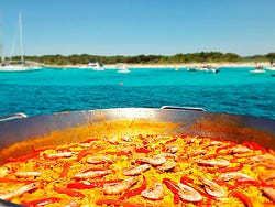 Disfrutando de una paella en un barco