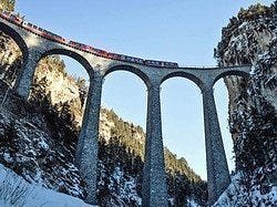 Bernina Express recorriendo los Alpes Suizos