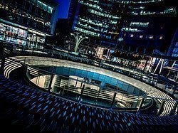 Piazza Gae Aulenti al anochecer
