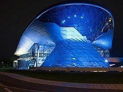 BMW Welt al anochecer