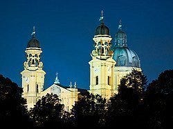 Iglesia de los Teatinos al anochecer