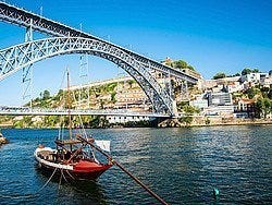 Rabelo tradicional y puente de Don Luis I