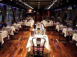 Cenando en un barco de la Marina de Paris