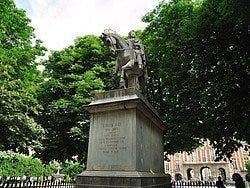 Estatua de Luis XIII en la Plaza Des Vosges