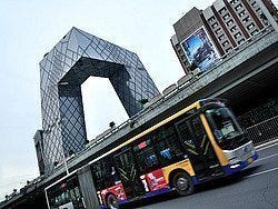 Autobus en Pekín junto a la Sede de la Televisión China