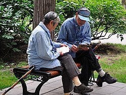 Jugando a las cartas en la Colina del Carbón
