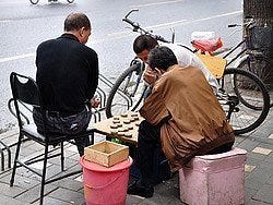 Jugando al Mahjong en la calle