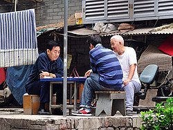 Jugando al Mahjong en la calle