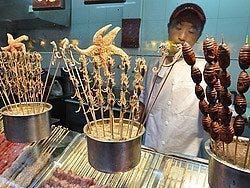 Mercado Nocturno de Wangfujing, puesto de comida