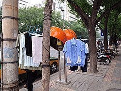 Ropa tendida en la calle