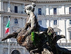 Plaza de la República, Fuente de las Ninfas