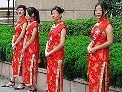 Azafatas junto al Museo de Arte de Shanghái