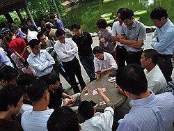 Jugando a las cartas en Remin Park
