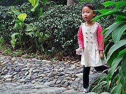Niña escondiéndose de la cámara