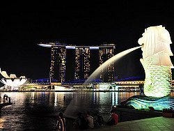 Merlion mirando a Marina Bay