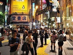 Ambiente nocturno en Shibuya