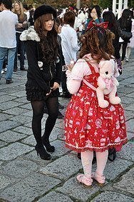 Muchas chicas sacan a pasear a sus peluches