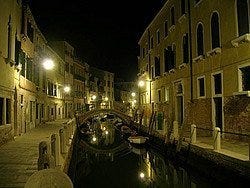Canal de noche