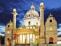 Karlskirche al anochecer