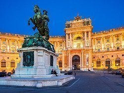 Palacio Hofburg iluminado