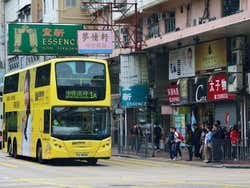 Ônibus percorrendo a ilha de Hong Kong