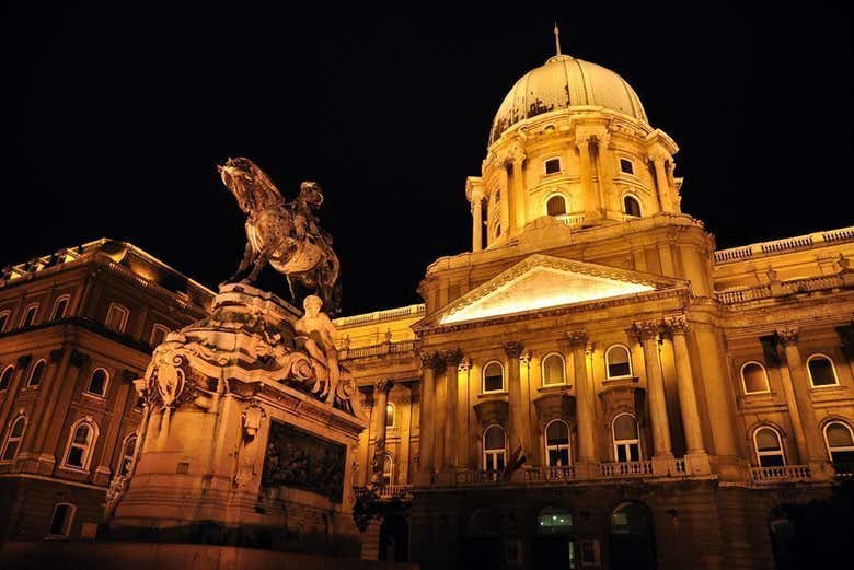 Panorámica del castillo de Buda al anochecer