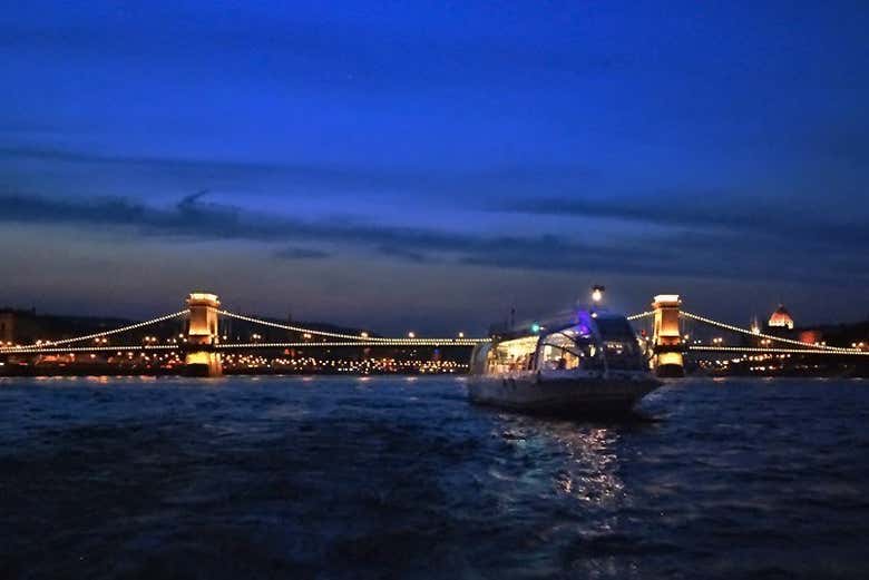 Pasando por el Puente de las Cadenas